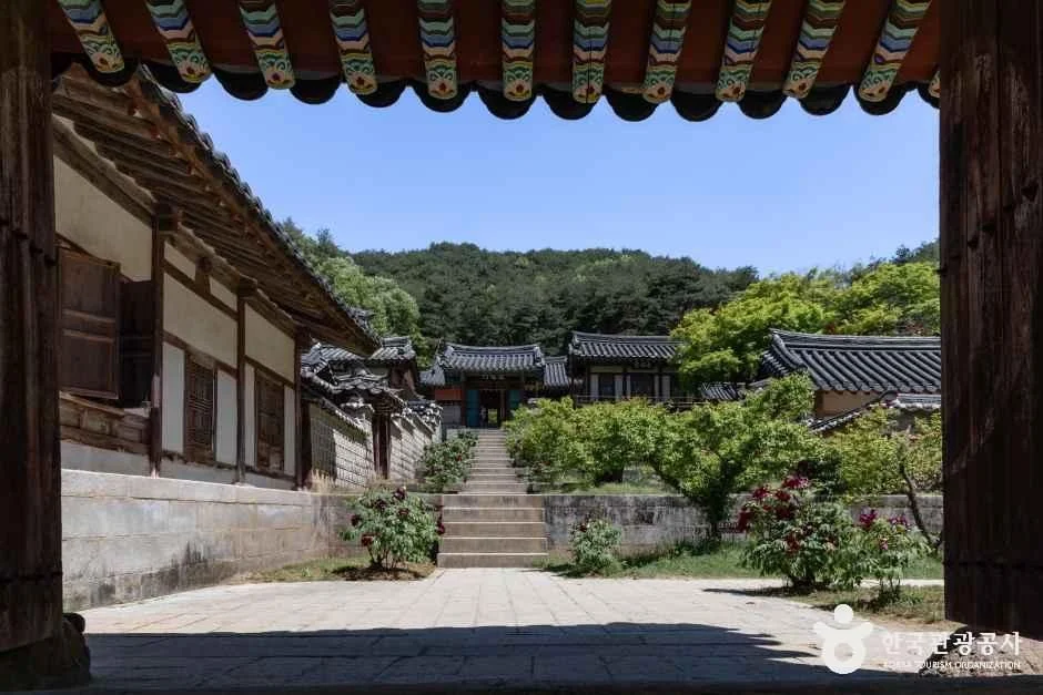 도산서원 건물 사이로 보이는 마당과 계단