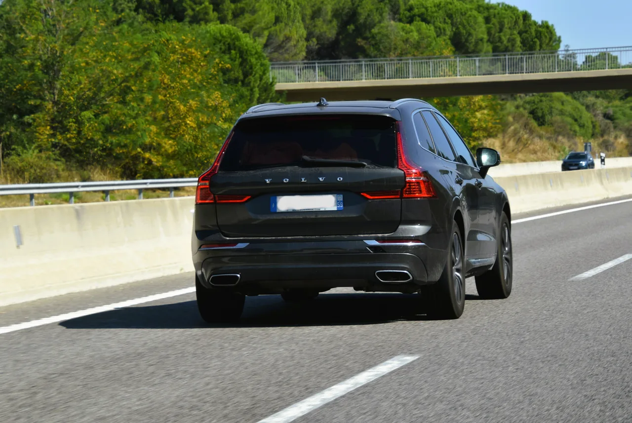 볼보 XC60 후면부, 고속도로를 주행하는 2세대 모델