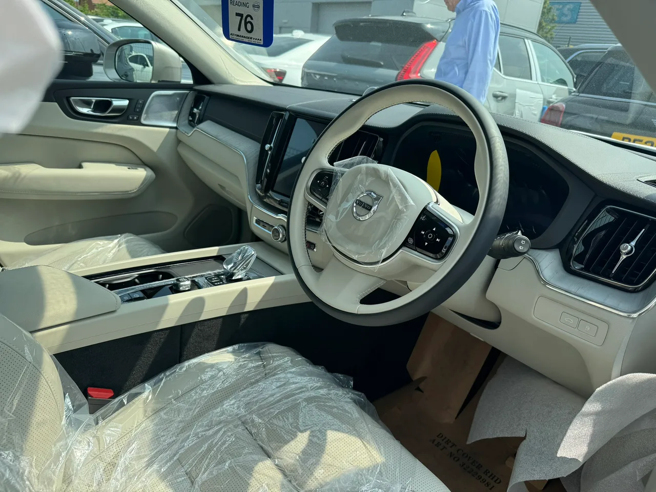 볼보 XC60 실내, 인도 준비 중인 상태로 스티어링 휠과 센터 디스플레이가 보인다
