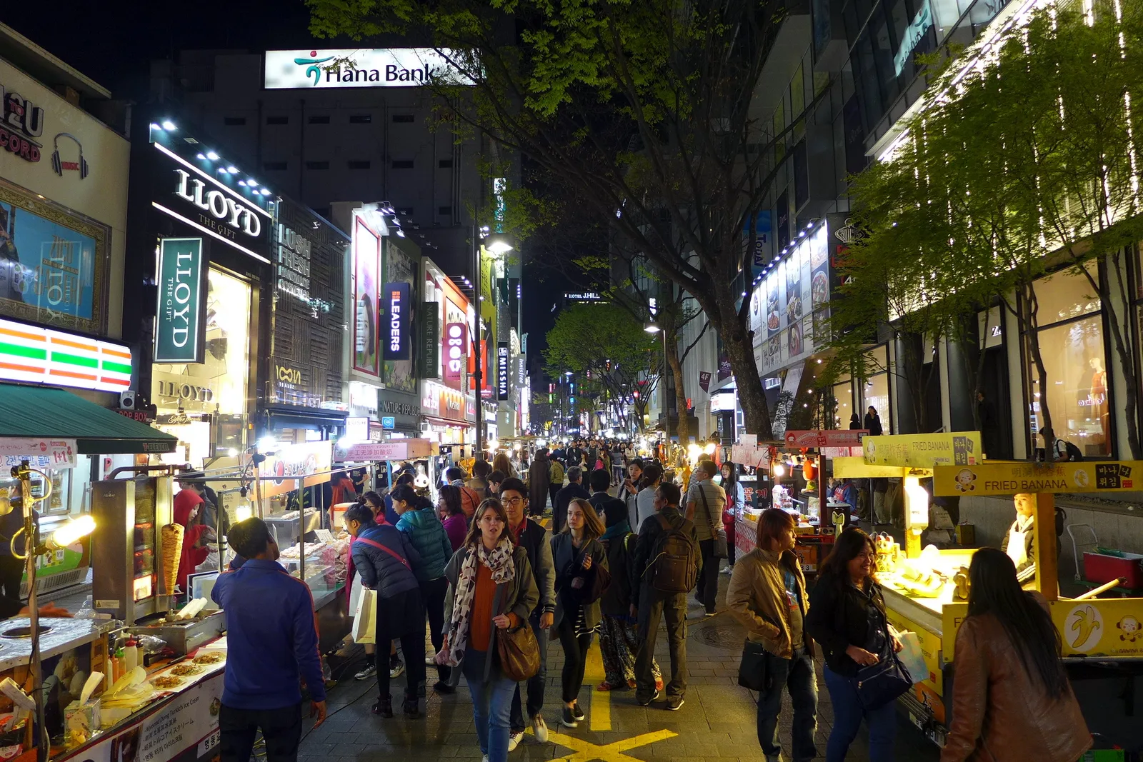 야간 조명이 켜진 명동 거리와 상가 간판들