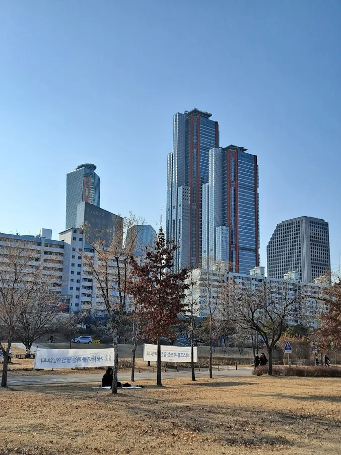 한강과 여의도 한강공원 산책로, 멀리 다리가 보이는 전경