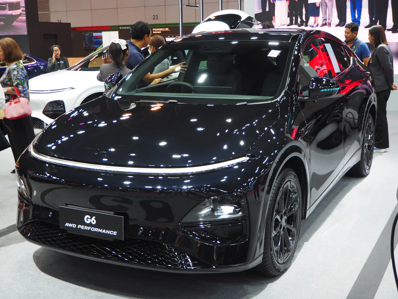 샤오펑 G6 AWD 퍼포먼스 전면부, 모터쇼 전시 모습, G6 AWD PERFORMANCE 배지가 보인다