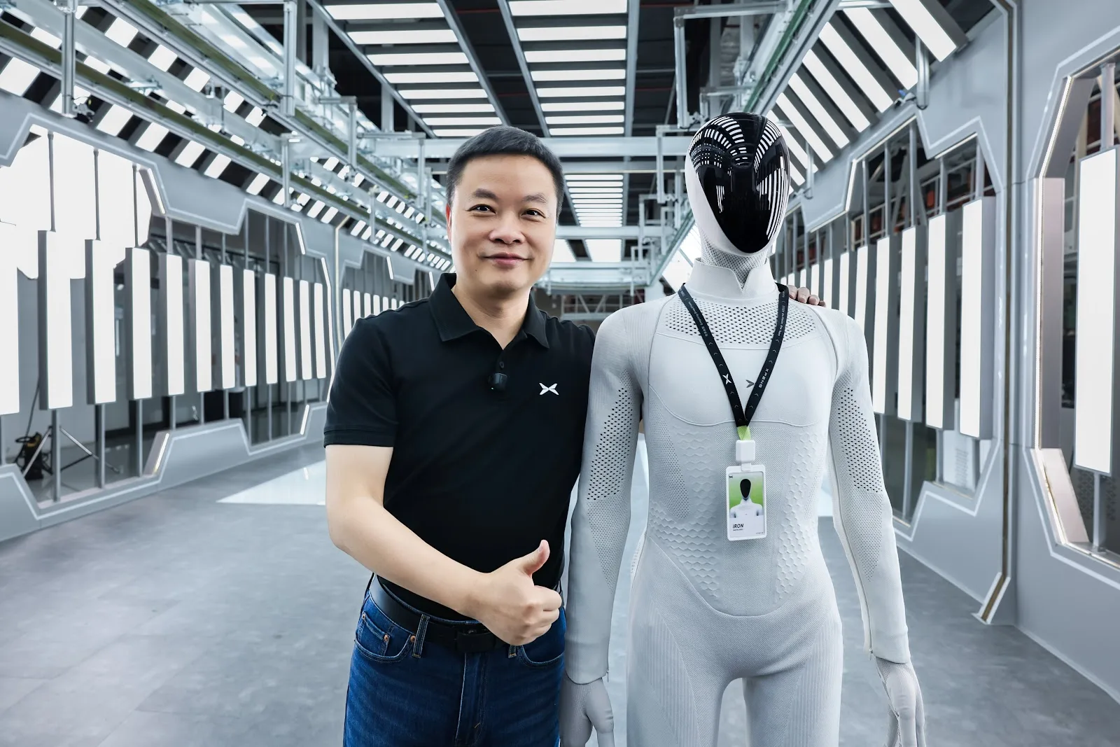 샤오펑 CEO 허샤오펑이 아이언 로봇과 나란히 서서 엄지를 치켜든 모습