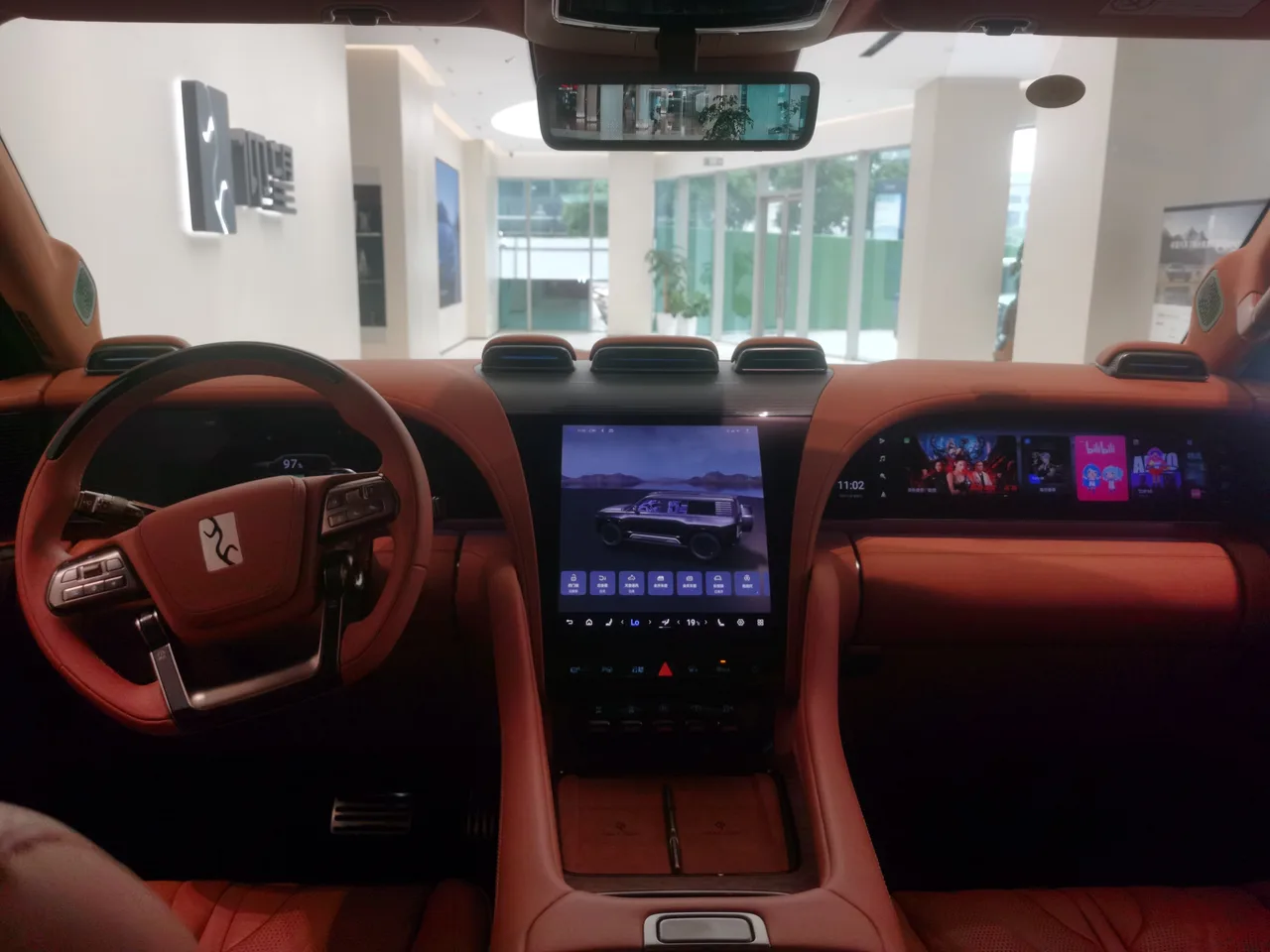 BYD 양왕 U8 실내, 캡틴시트와 대형 디스플레이가 보인다
