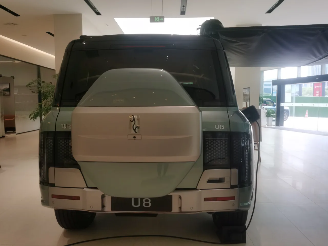 BYD 양왕 U8 후면부, 대형 SUV 테일램프 디자인이 보인다