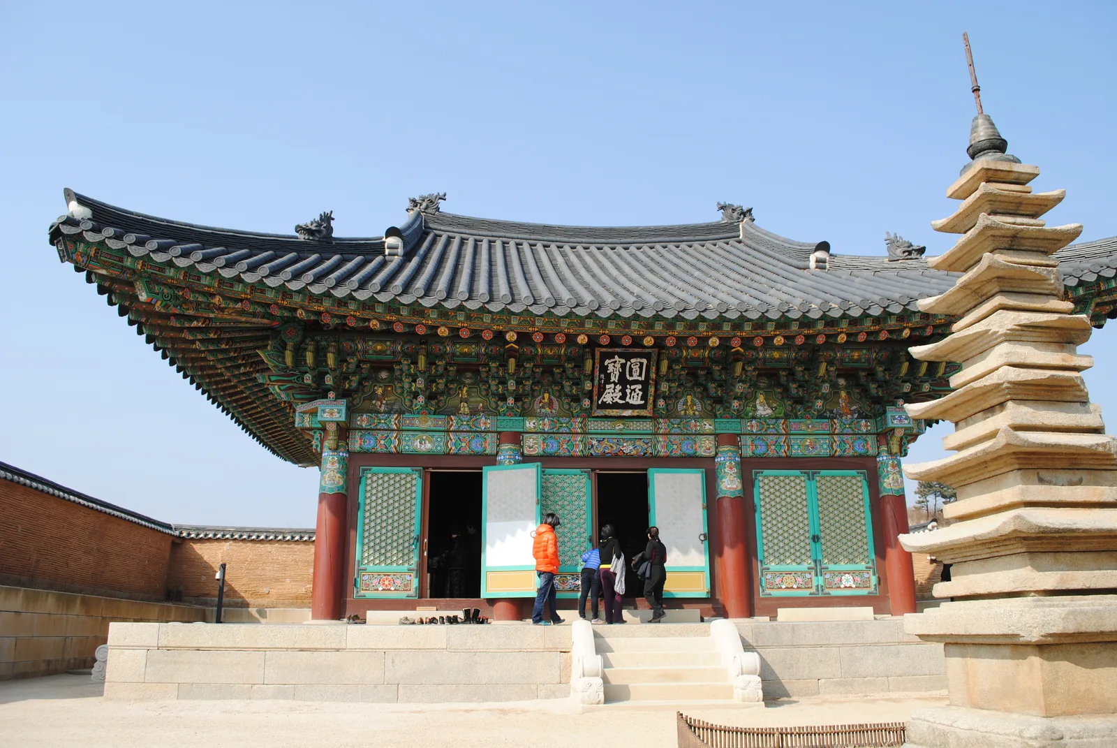 단청이 화려한 낙산사 원통보전과 앞마당의 칠층석탑