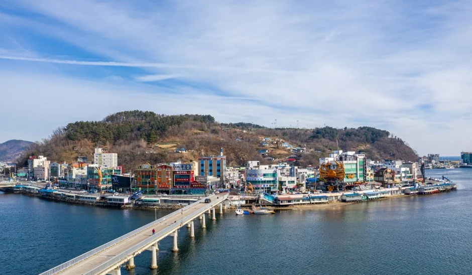 다리가 놓인 바다 쪽 항구와 해안가에 늘어선 건물들