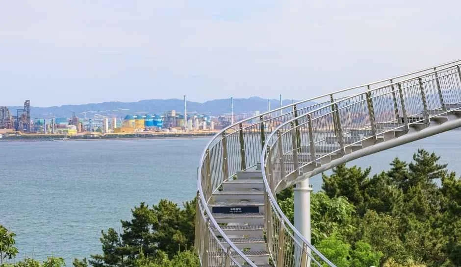계단 너머 영일만과 제철소 방향 도시가 보이는 조망