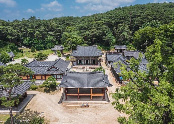봉미산 자락에 자리한 여주 신륵사 전체 가람 배치를 위에서 내려다본 모습