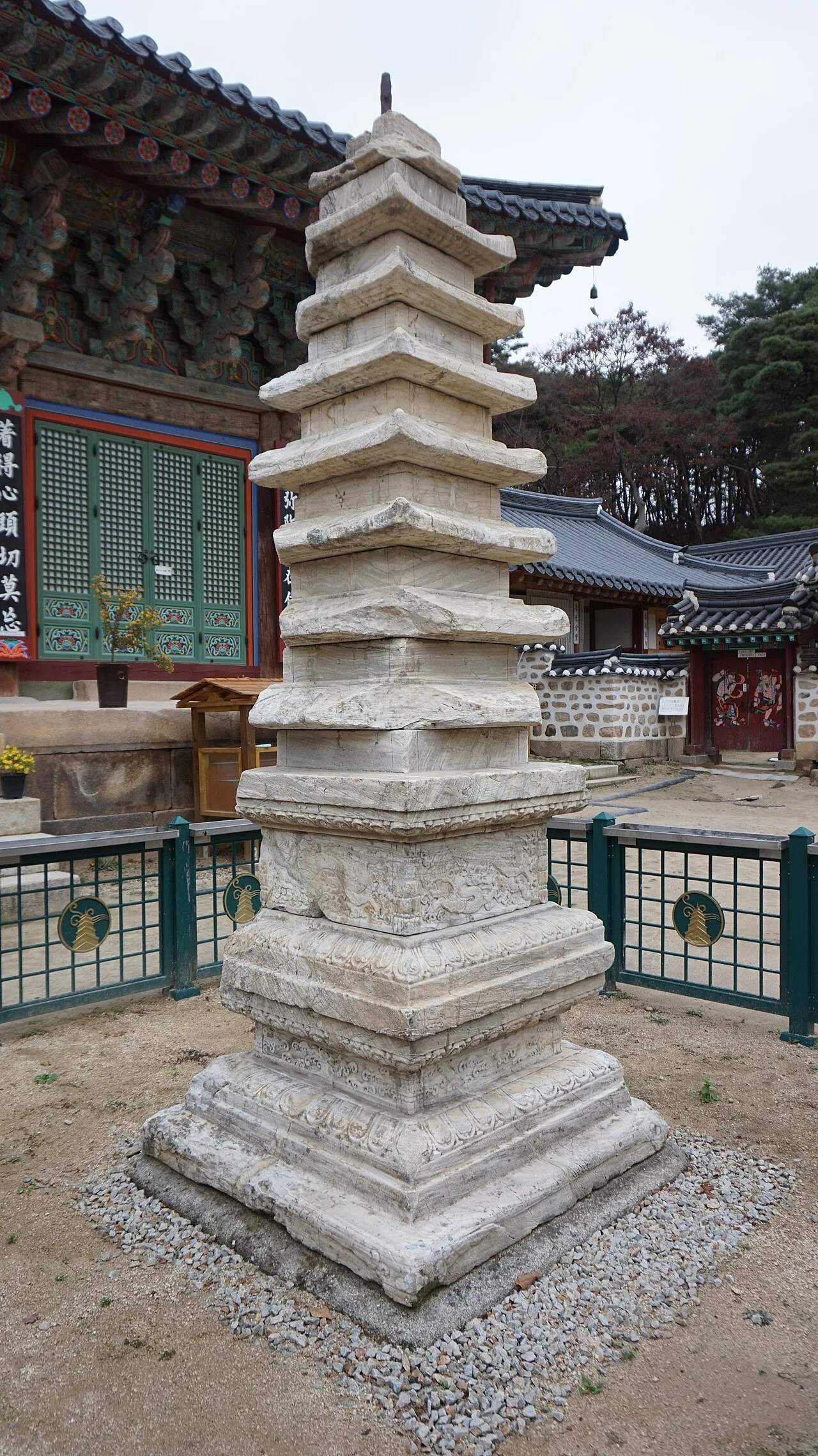 극락보전 앞에 서 있는 여주 신륵사 다층석탑, 대리석 재질에 도교풍 장식이 새겨져 있다