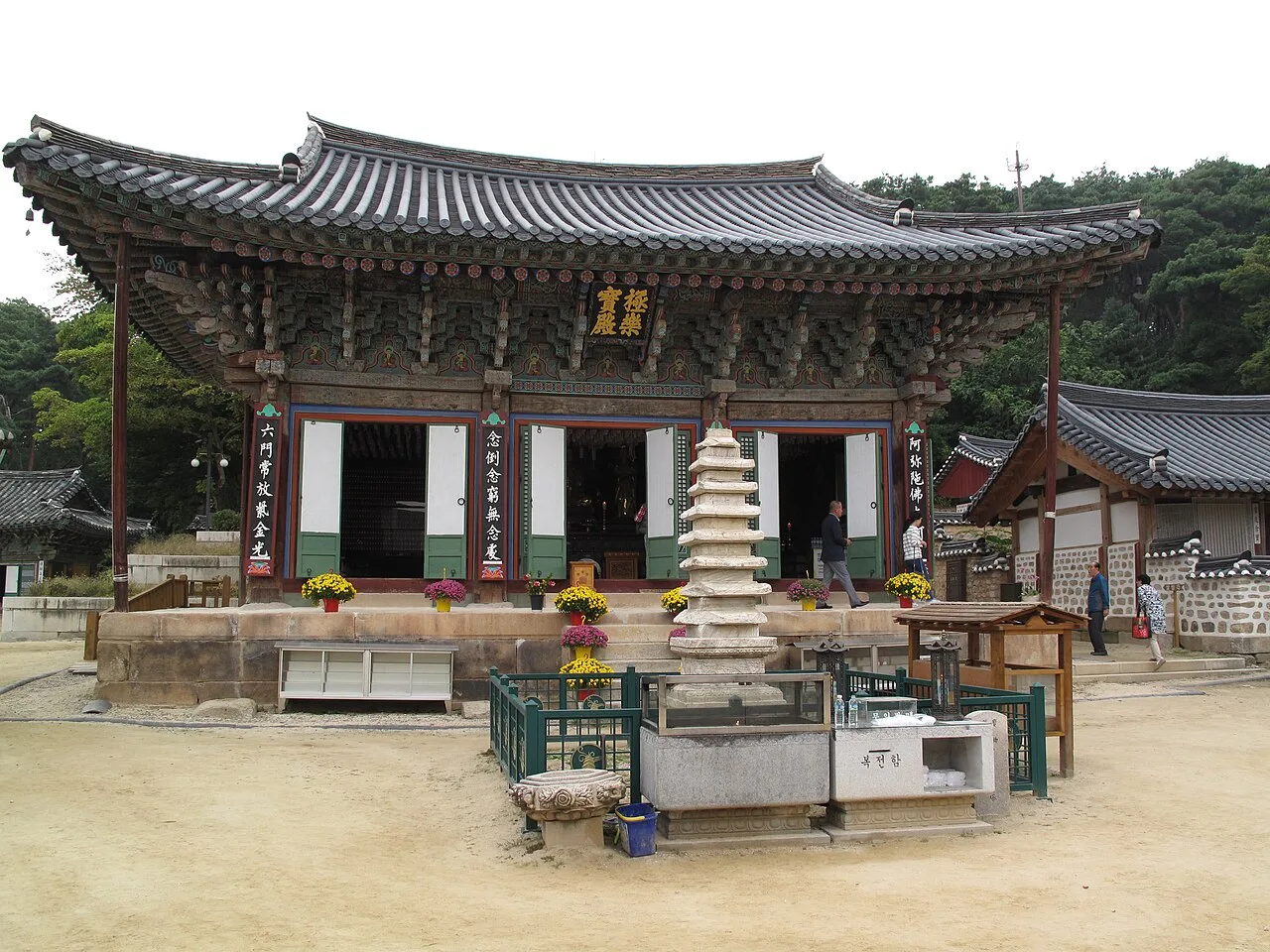 여주 신륵사 극락보전 정면, 앞마당에 다층석탑이 서 있는 모습