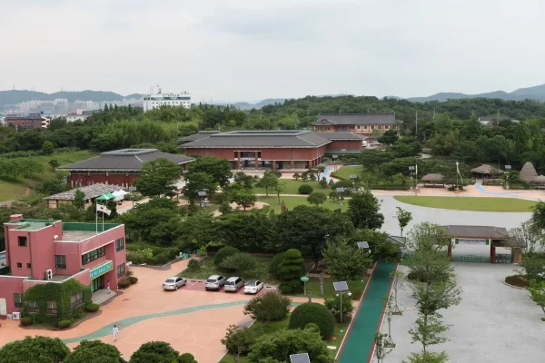 전남농업박물관 전경과 앞마당 주차 공간을 위에서 내려다본 모습(자료사진)