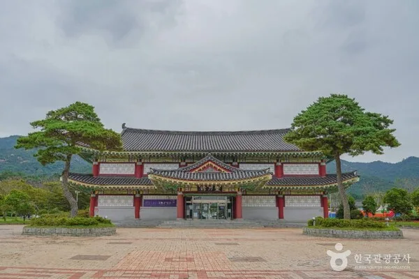 왕인박사유적지 전각 건물 전경, 소나무 두 그루가 좌우로 서 있는 모습