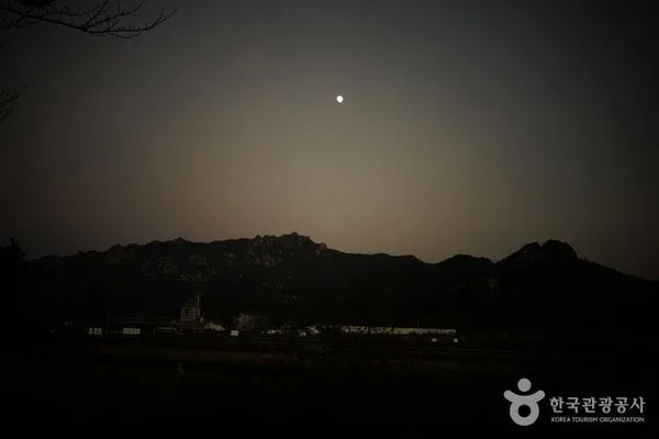 월출산 능선 위로 달이 떠오르는 야경