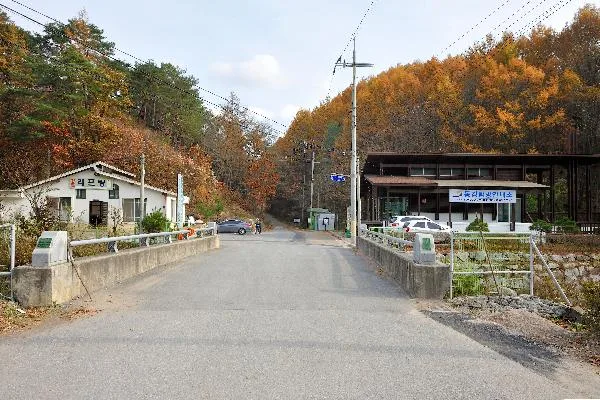 거운리 트레킹 들머리의 다리와 도로, 왼쪽에 래프팅 대여점 건물이 보이는 가을 풍경