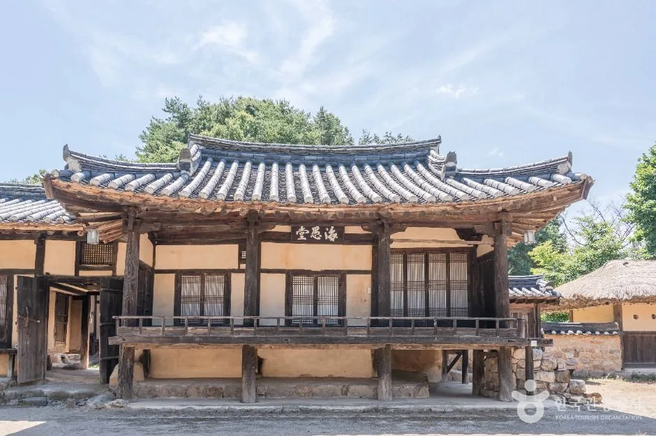 초가지붕과 기와지붕 고택이 이어진 무섬마을 한옥