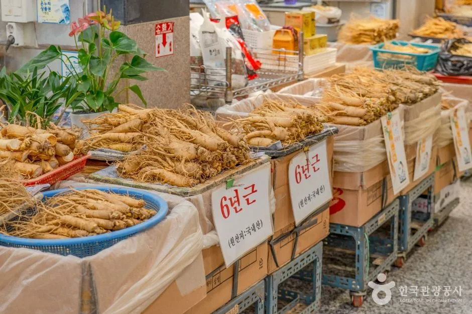 시장 매대에 놓인 수삼과 가격 표지판