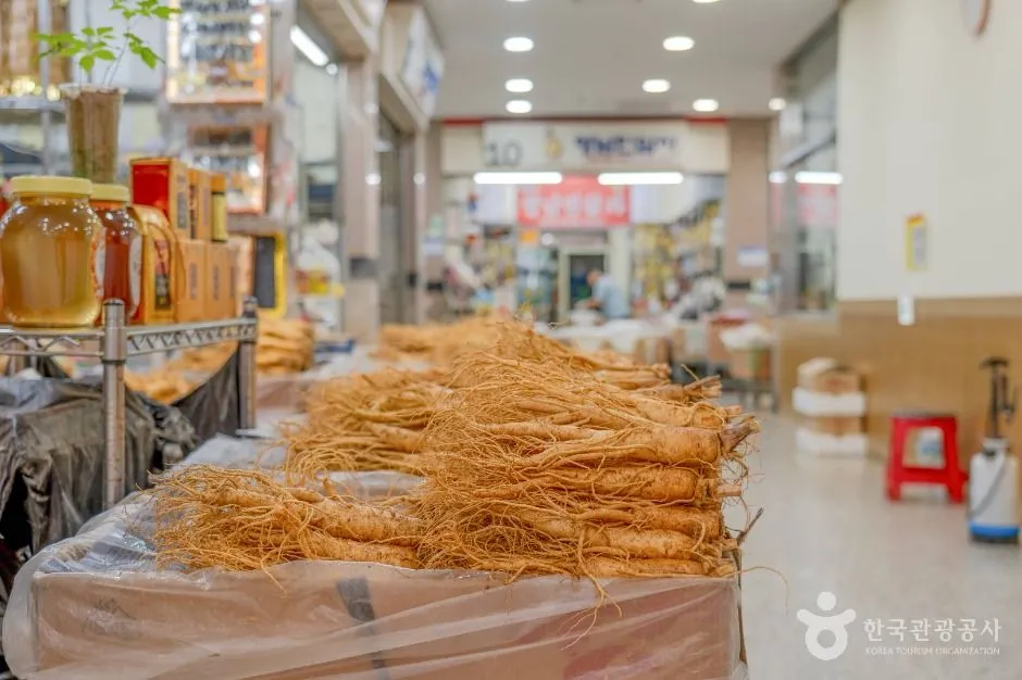 시장 매대에 쌓인 잔뿌리 달린 수삼 더미