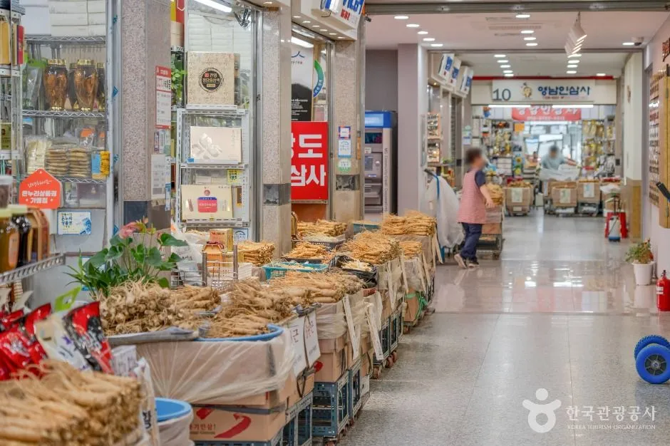 수삼과 건삼이 늘어선 풍기인삼시장 실내 통로