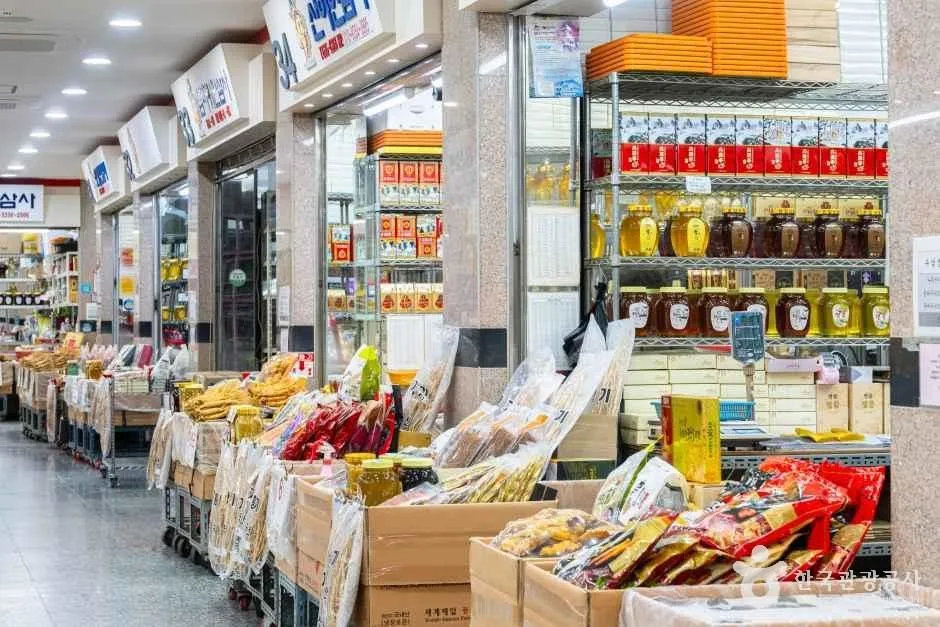 인삼과 홍삼 제품이 쌓인 풍기인삼시장 상점가