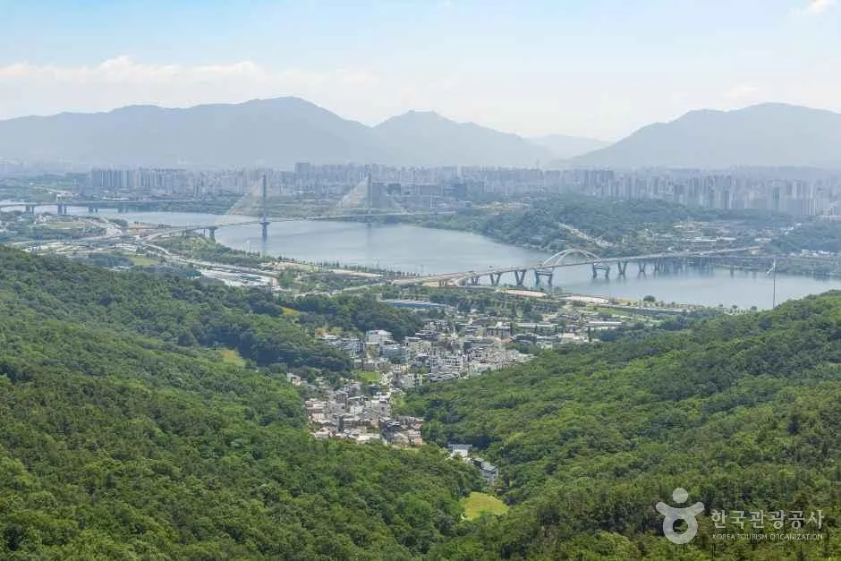 용마산에서 내려다본 한강과 서울 동부 시가지, 먼 산줄기
