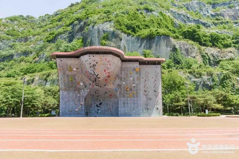 용마폭포공원의 클라이밍 경기장 인공 암벽과 붉은 바닥 광장