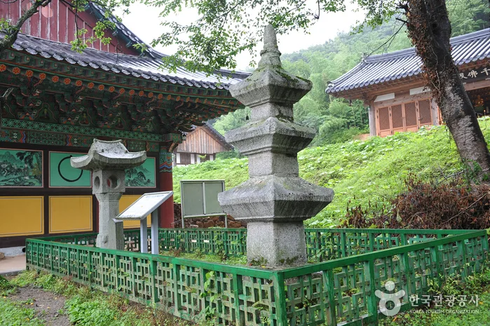 용천사 경내 석등과 삼층석탑