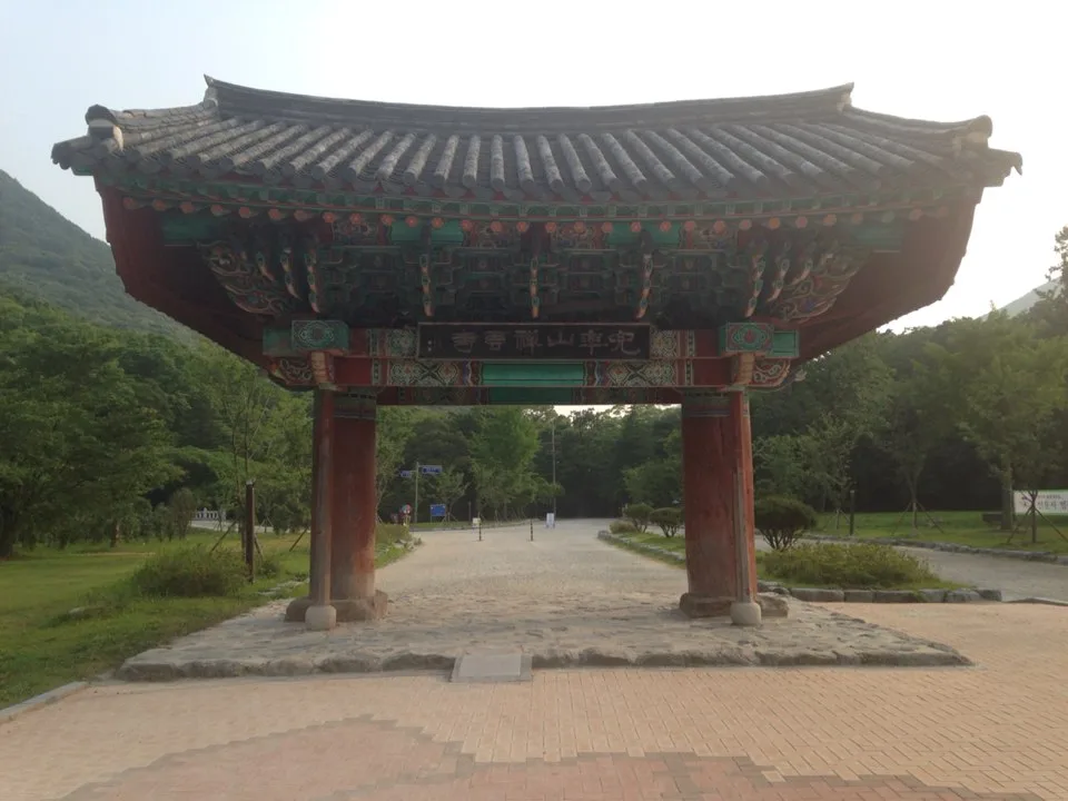 선운사 일주문과 널찍한 진입로