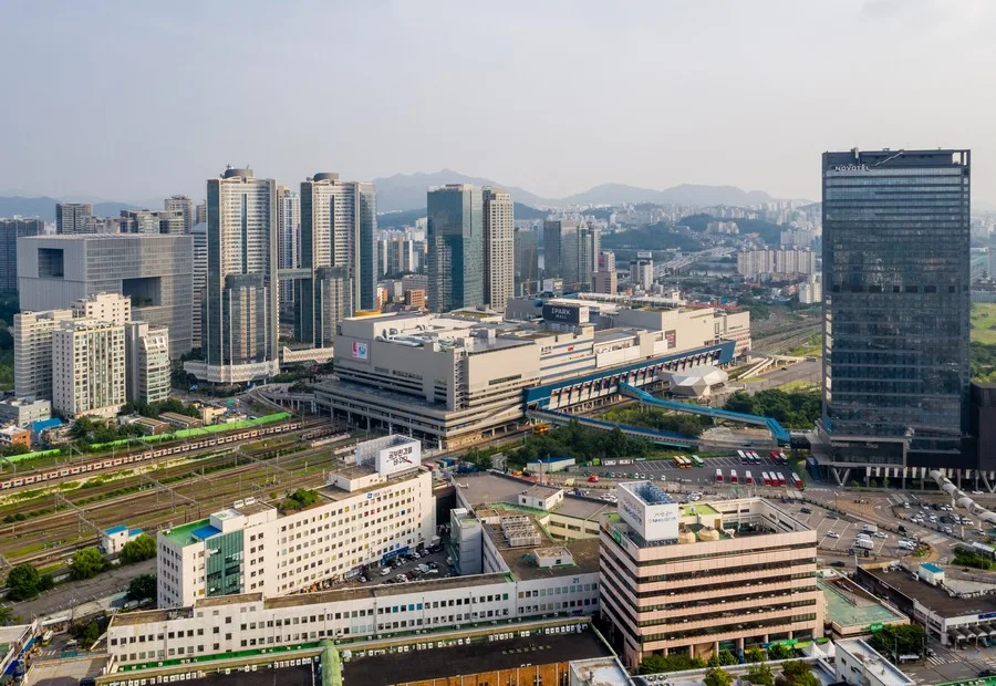 용산역과 아이파크몰, 주변 고층 빌딩을 내려다본 항공 전경