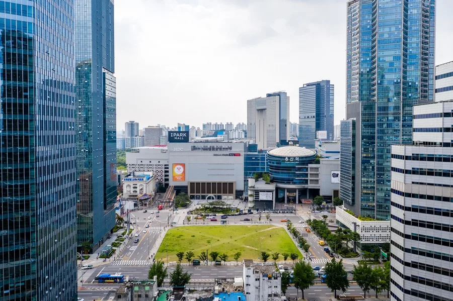 낮 시간 용산 아이파크몰 건물 외관, IPARK MALL 간판과 신라아이파크면세점 간판이 보인다