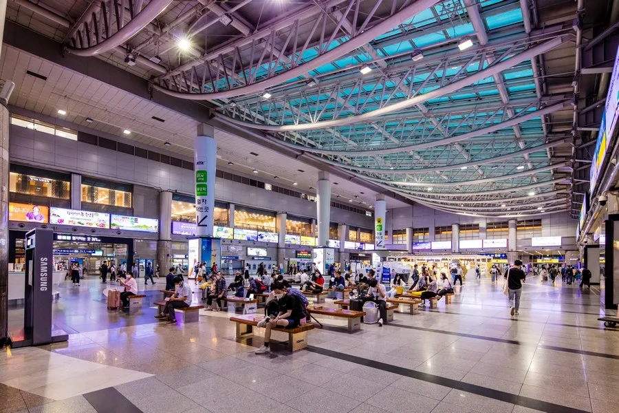 용산역 KTX 대합실 내부, 대기 벤치와 안내 전광판이 보인다