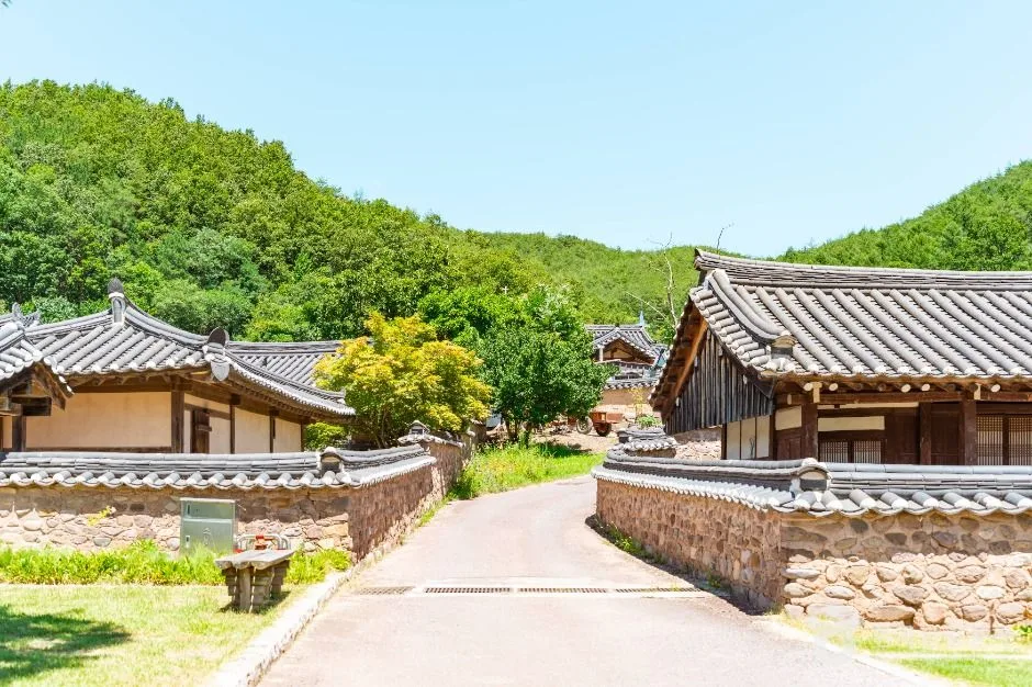 영양 주실마을 돌담 길과 한옥